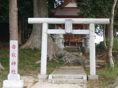 神社名石柱と鳥居