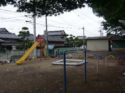 参道脇の児童公園