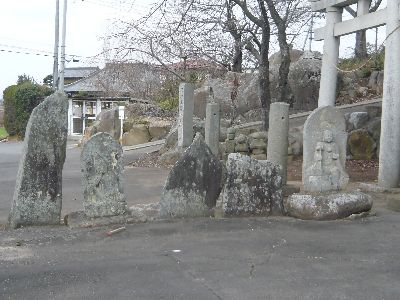 児童館前の石仏、石碑