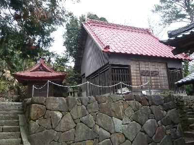 石垣上の本殿と愛宕神社