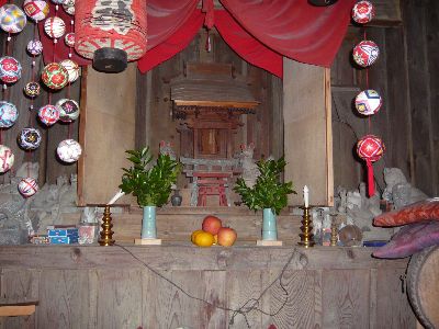 拝殿の祭壇