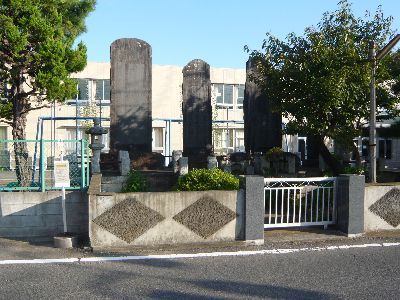 谷田部小学校前の石碑